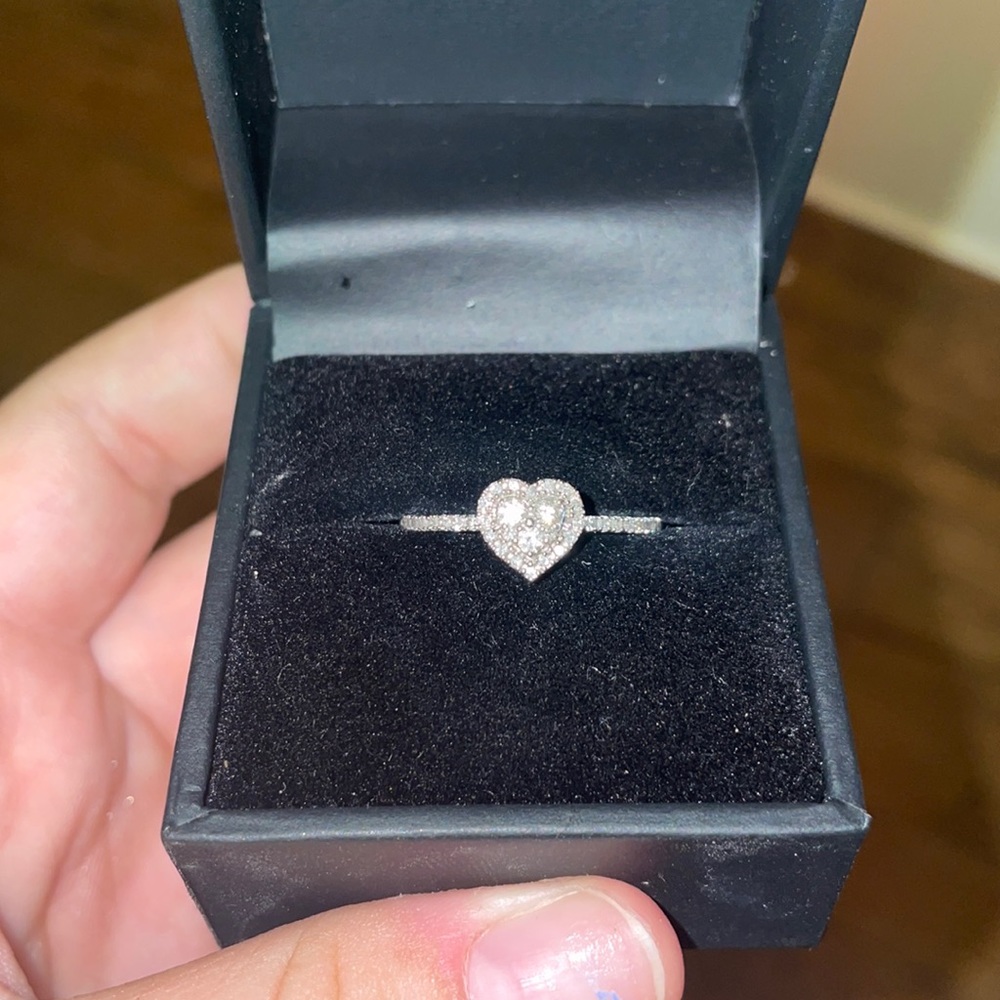10 Karat white gold diamond heart ring